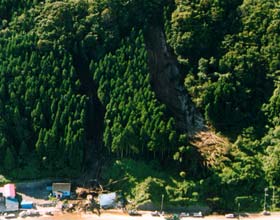 地滑り、急傾斜地調査・解析 例